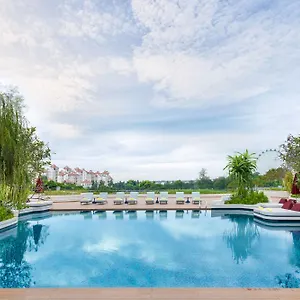 Hotel Parkroyal On Road,